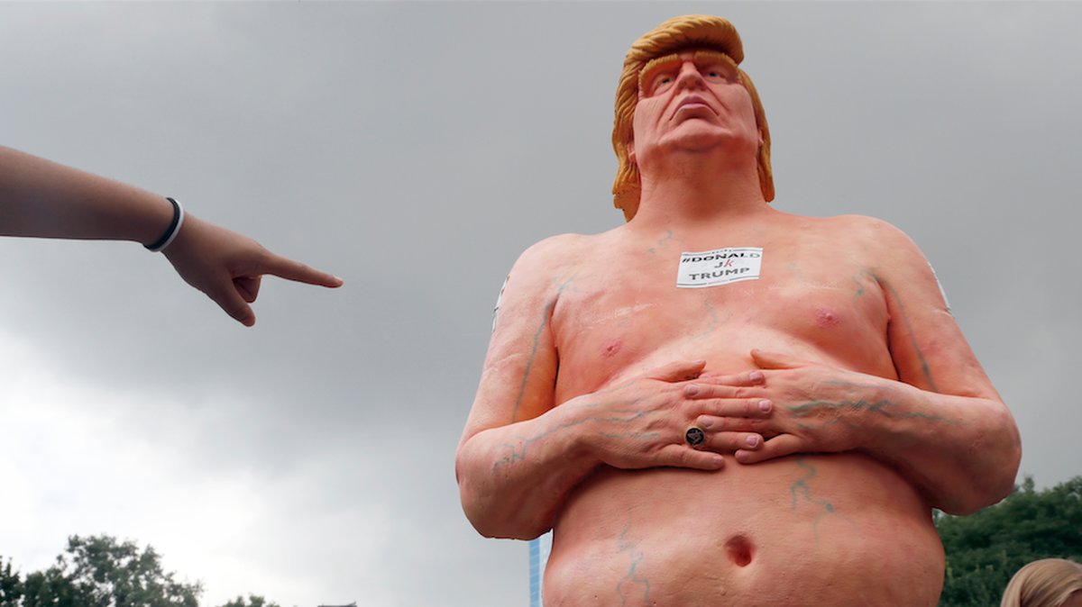 Nakna Donald  Trump-statyer har placerats ut på flera platser i USA.
