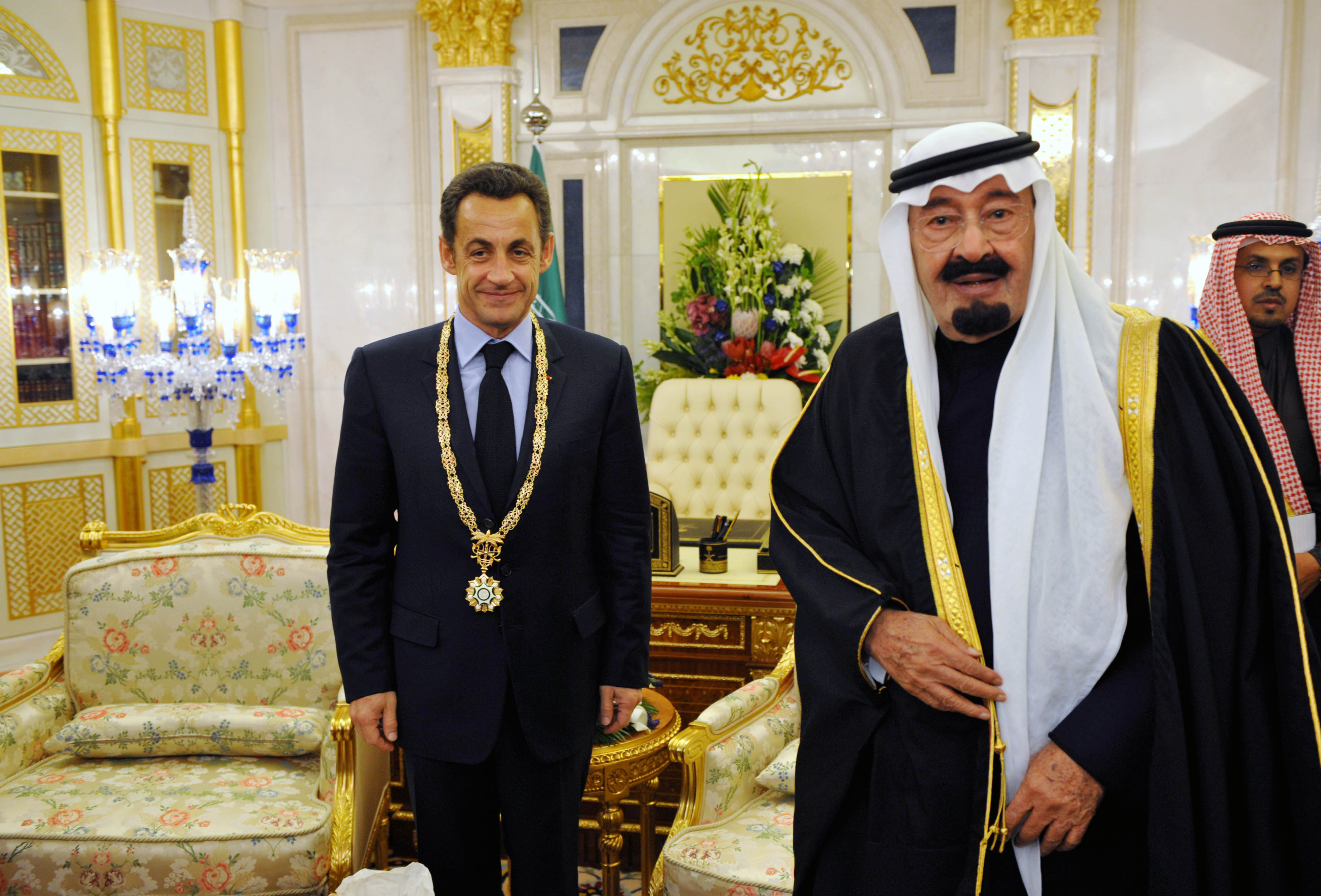 Den saudiarabiska kungen med franska presidenten Nicolas Sarkozy bakom sig.