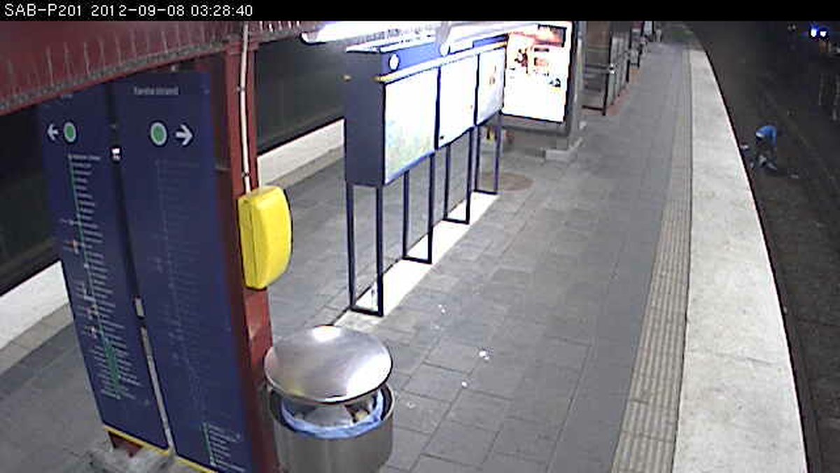 Bild från övervakningskamerorna på Sandsborgs t-banestation.
