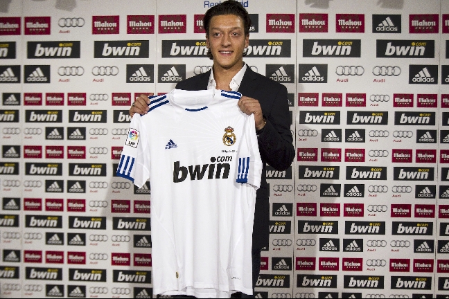 Mesut Özil skrev på för Real Madrid i stället.