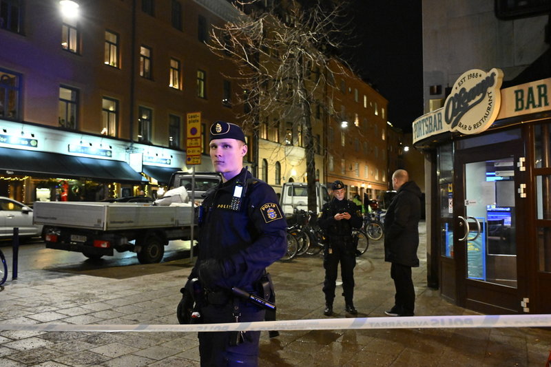 Polis och räddningstjänst på plats efter larm om smällar på Östermalm i Stockholm på lördagskvällen.