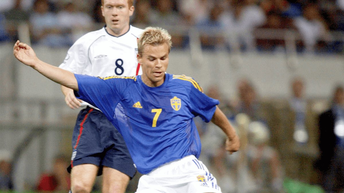 Väl där hamnade vi i "dödens grupp" med England, Nigeria och Argentina. Nicklas Alexandersson gjorde Sveriges mål i 1–1-matchen mot England, framför Paul Scholes. 