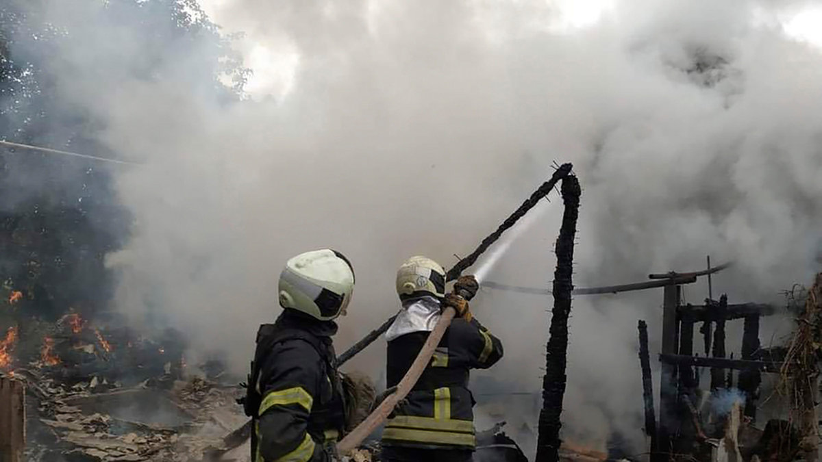 Ukrainska brandmän arbetar med att släcka en brand i ett beskjutet bostadshus i Lysytjansk. Bilden är distribuerad den 3 juli av ukrainska räddningstjänsten.