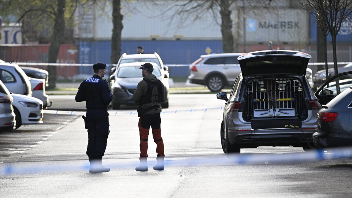 Polis och kriminaltekniker på plats på Planteringen i Helsingborg på tisdagsmorgonen efter en skottlossningen.