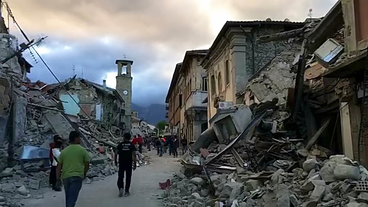 Flera städer har förstörts av jordbävningen.