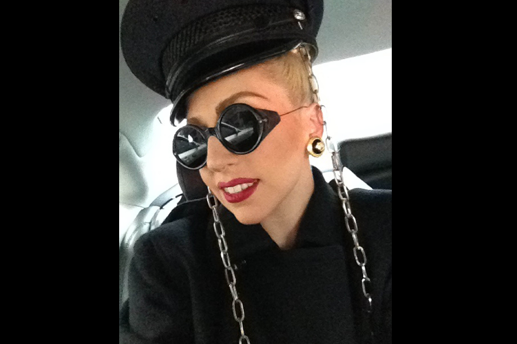 Lady Gaga har rymt från en garderob med världens fulaste kläder. 