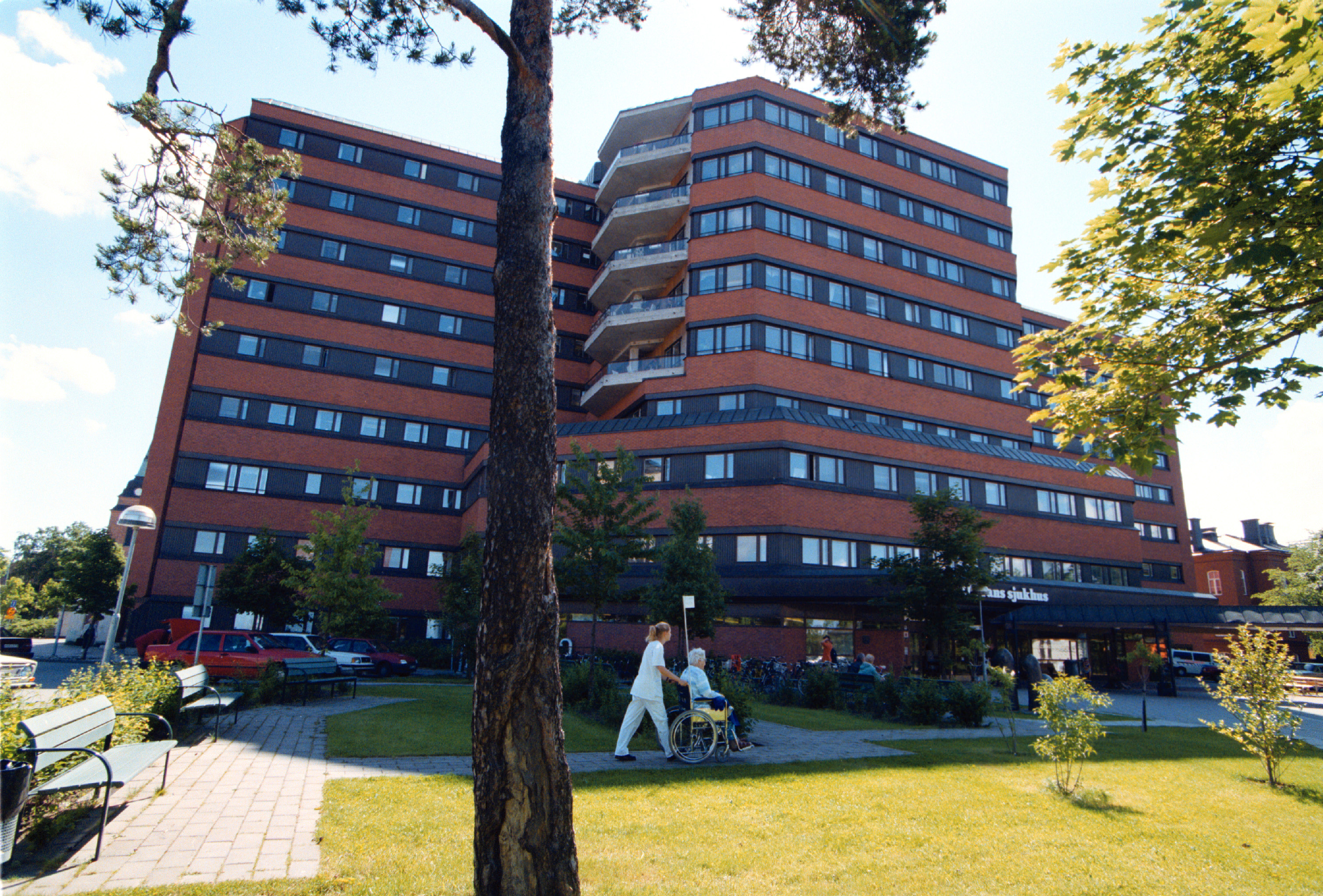 St Görans sjukhus blev på torsdagen skådeplatsen för en vild polisjakt av en beväpnad man.