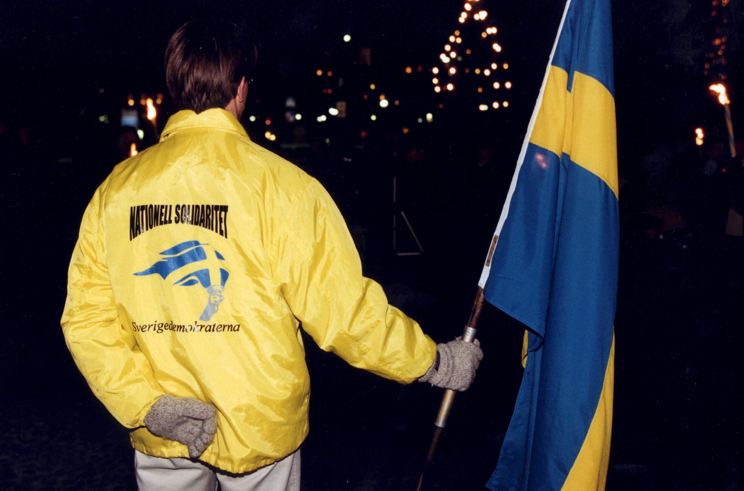 23-åring blev slagen med Sverigeflagga av tre sverigedemokrater på lördagsnatten i centrala Stockholm. 