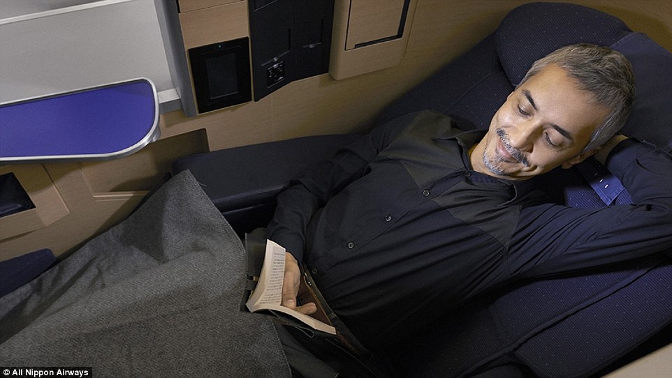 8. All Nippon Airways. Här får du en massa plats för att ha din jacka, ett justerbart middagsbord och en 23-tums tv-skärm, i en avskild rektangulär design. 8. All Nippon Airways. Här får du en massa plats för att ha din jacka, ett justerbart middagsbord och en 23-tums tv-skärm, i en avskild rektangulär design.