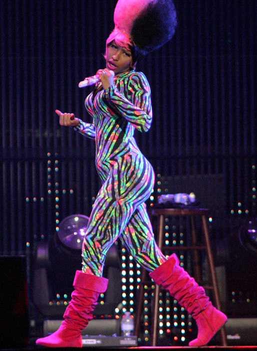Nicki Minaj i en inte allt för smickrande sparkdräkt. Nicki Minaj i en inte allt för smickrande sparkdräkt.