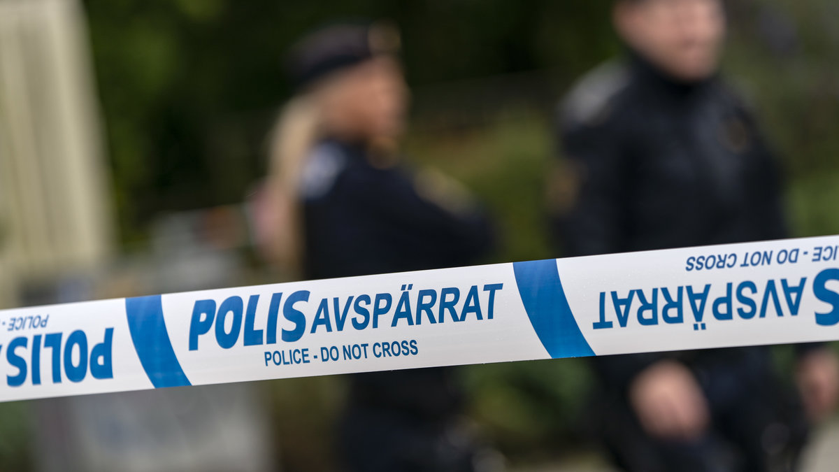 Ett barn har fallit flera våningar från ett lägenhetshus i Nyköping.