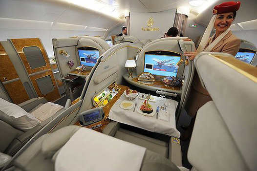 Hos Emirates är det bara glada miner och festmåltider. Hos Emirates är det bara glada miner och festmåltider.