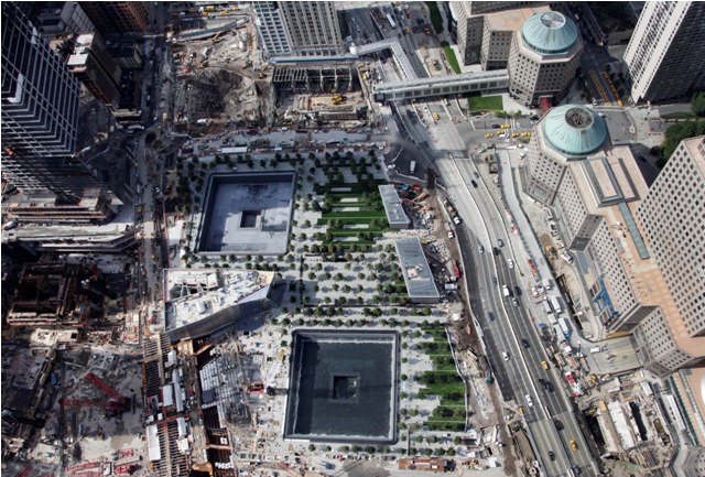 Från ovan, platsen för de båda tvillingtornen, World Trade Center. Två pooler (World Trade Center Memorial) har byggts på platsen där de båda tornen stod
FOTO: mark Lennihan / SCANPIX