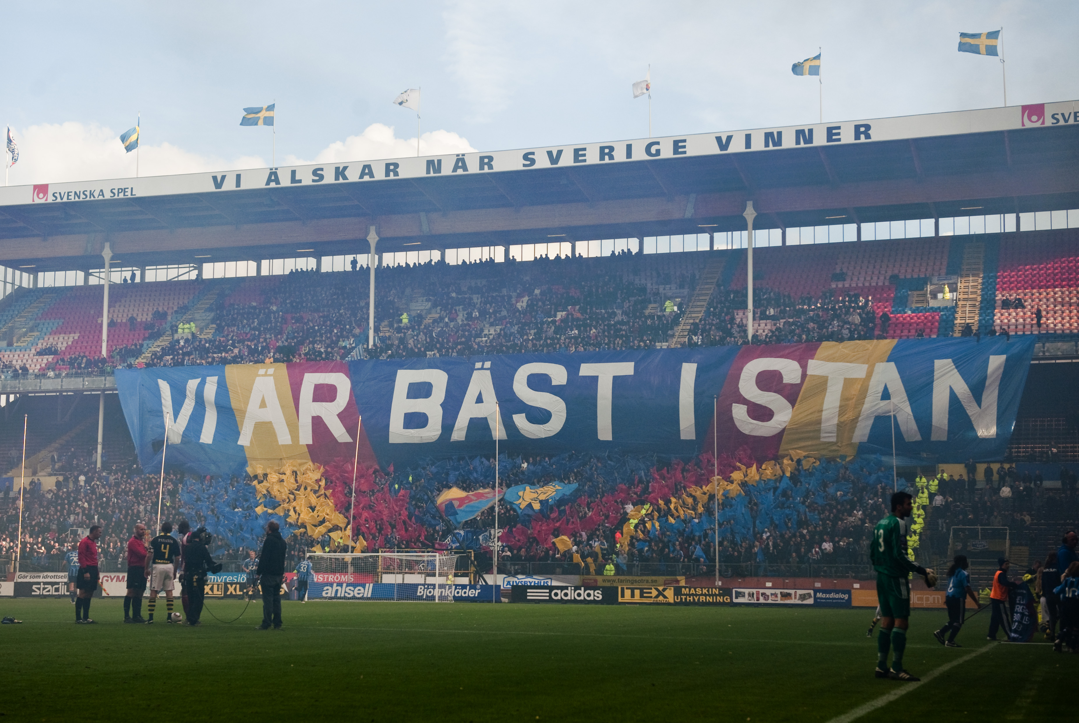 Inför tvillingderbyt 2010 var det Djurgården som låg innan AIK i tabellen, och det speglade tifot också. AIK hade en riktigt dålig säsong och Djurgården kunde vinna med 2–1. Inför tvillingderbyt 2010 var det Djurgården som låg innan AIK i tabellen, och det speglade tifot också. AIK hade en riktigt dålig säsong och Djurgården kunde vinna med 2–1.