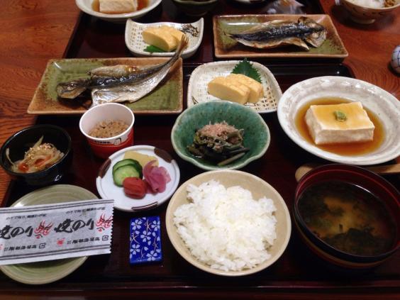 JAPAN. Misosoppa, kokat vitt ris och picklade grönsaker är vanliga saker på de japanska frukostborden. Även fisk och omelett är populära. JAPAN. Misosoppa, kokat vitt ris och picklade grönsaker är vanliga saker på de japanska frukostborden. Även fisk och omelett är populära.