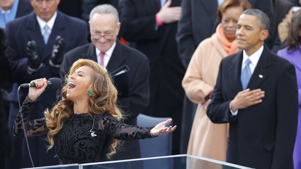 Beyoncé sjunger nationalsången med uttagen öronsnäcka.