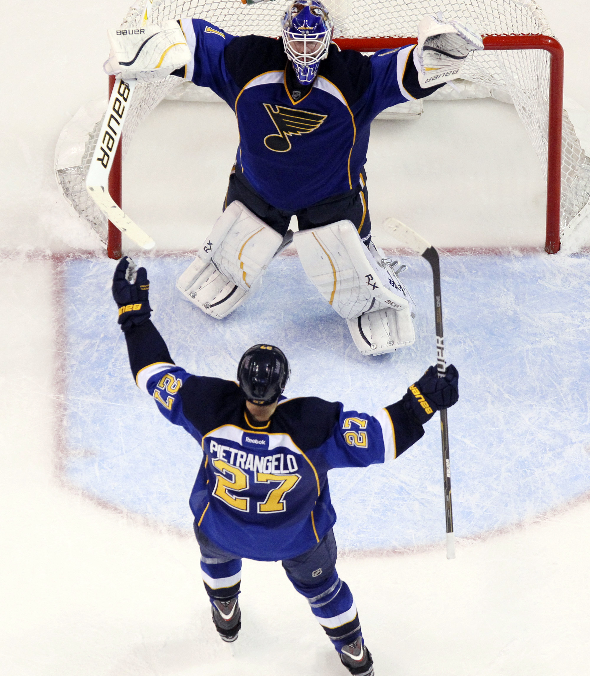Elliott och Pietrangelo firar efter avancemanget. Elliott och Pietrangelo firar efter avancemanget.