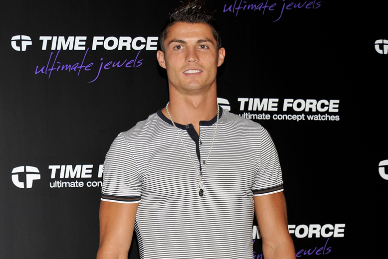 16. Det är inte bara Irina Shayk som vill slita av kläderna på en av världens hetaste fotbollshunkar - Cristiano Ronaldo.
