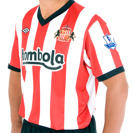 4. Sunderland. Sunderland har förstått vad det handlar om. I all sin enkelhet är den här tröjan sjukt snygg. Varför? Färgerna är en "match made in heaven" och de svarta detaljerna tillför verkligen någonting - snarare än att finnas där enbart för sakens s 4. Sunderland. Sunderland har förstått vad det handlar om. I all sin enkelhet är den här tröjan sjukt snygg. Varför? Färgerna är en "match made in heaven" och de svarta detaljerna tillför verkligen någonting - snarare än att finnas där enbart för sakens s