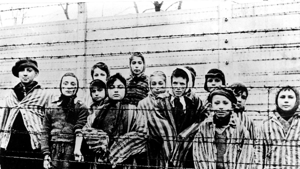 Fångar på koncentrationslägret 1945. 