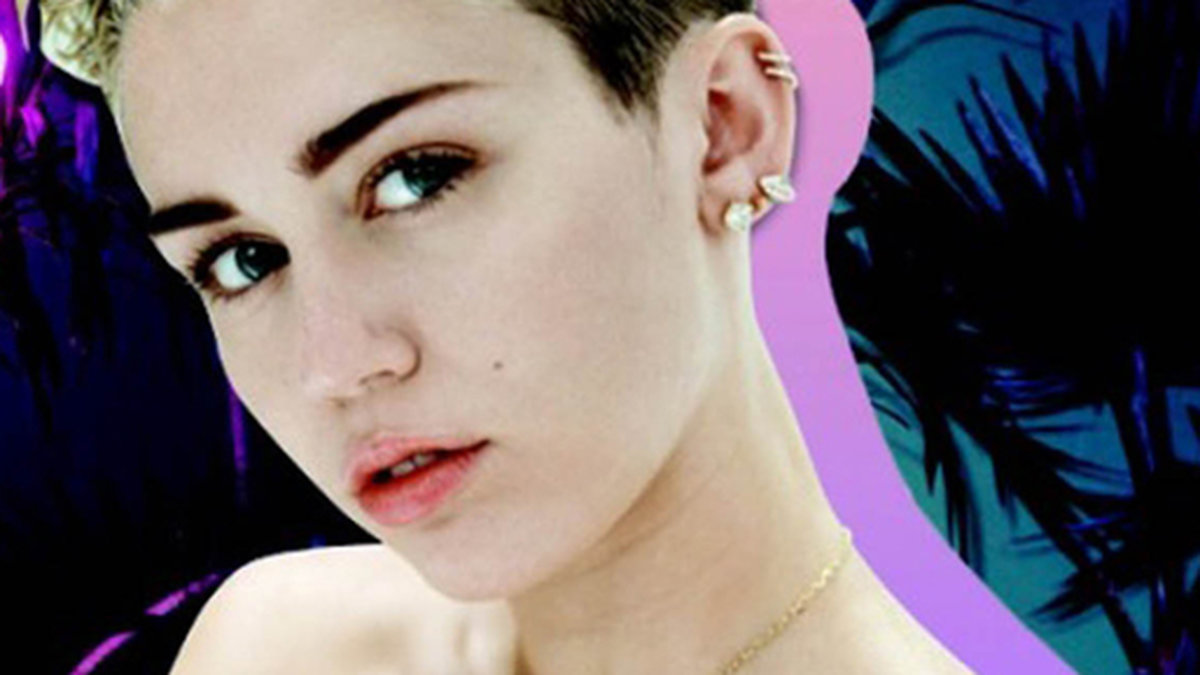 Mileys första tatuering gjorde hon redan som 17-åring. Då tatuerade hon orden "Just breathe" under sitt vänstra bröst. Tatueringen är en hyllning till hennes farföräldrar som dog i lungcancer. 