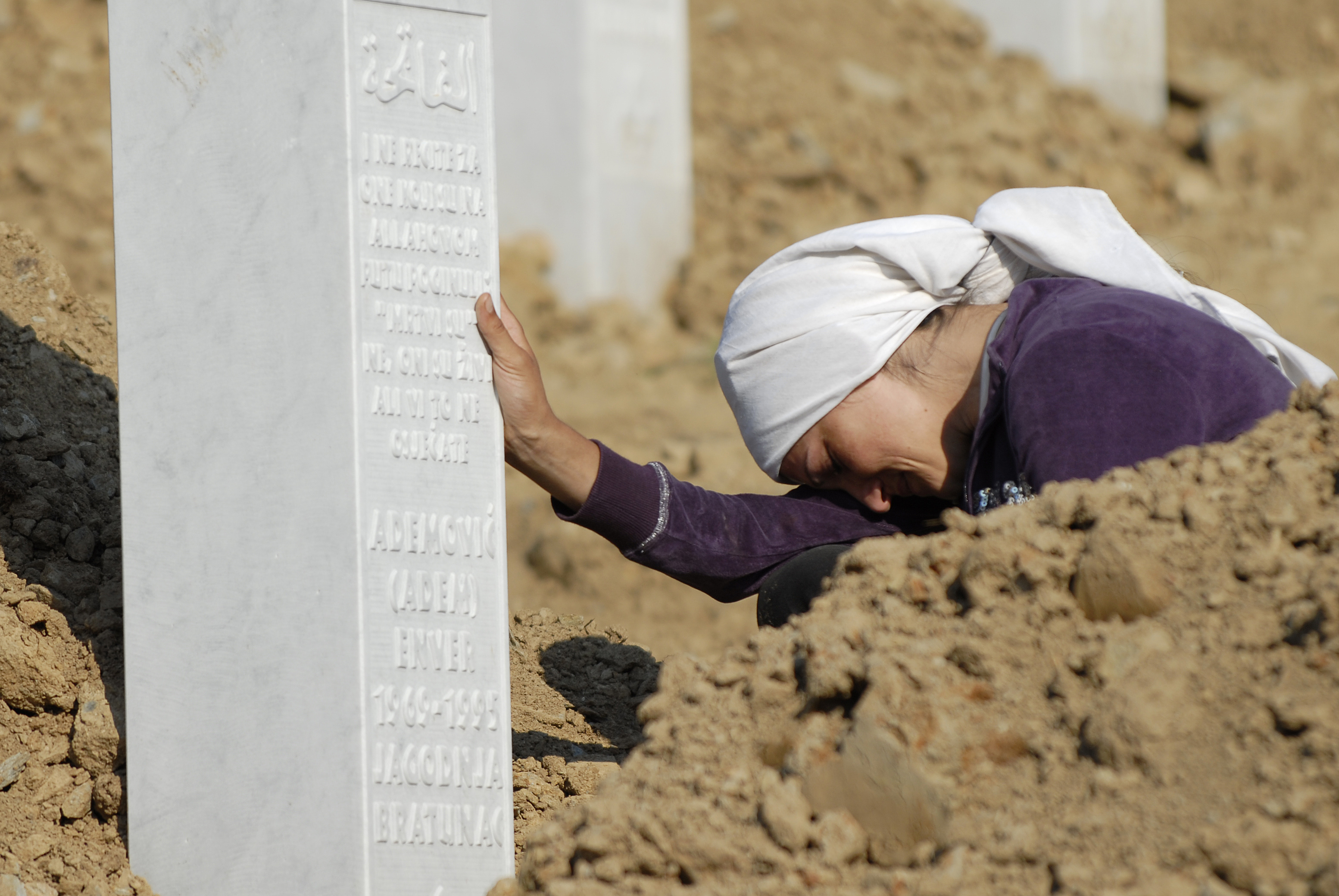 En bosnisk kvinna sörjer sin släkting. 