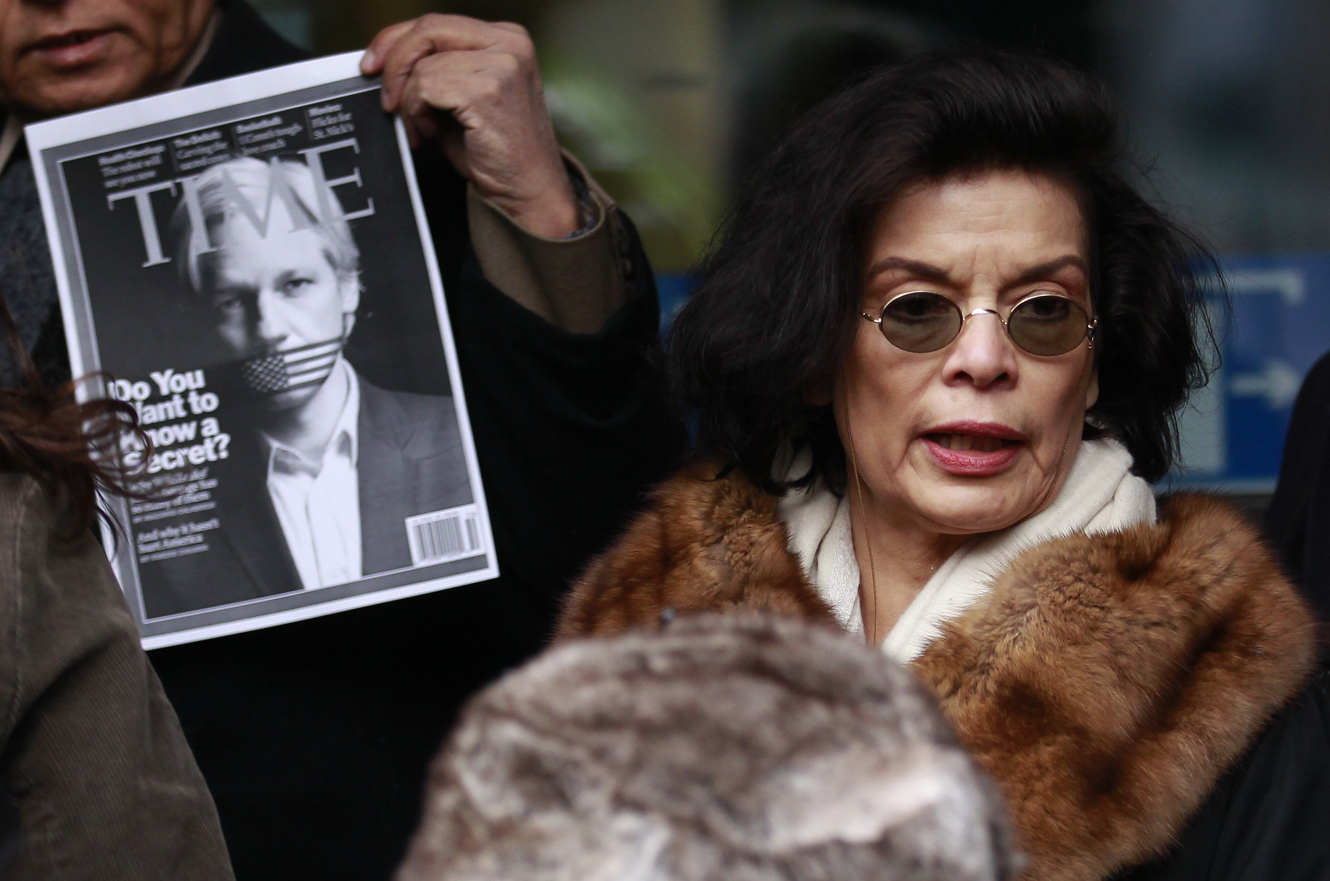 Liksom människorättsaktivisten Bianca Jagger, som här kampanjar för Julian Assange utanför domstolen i London.