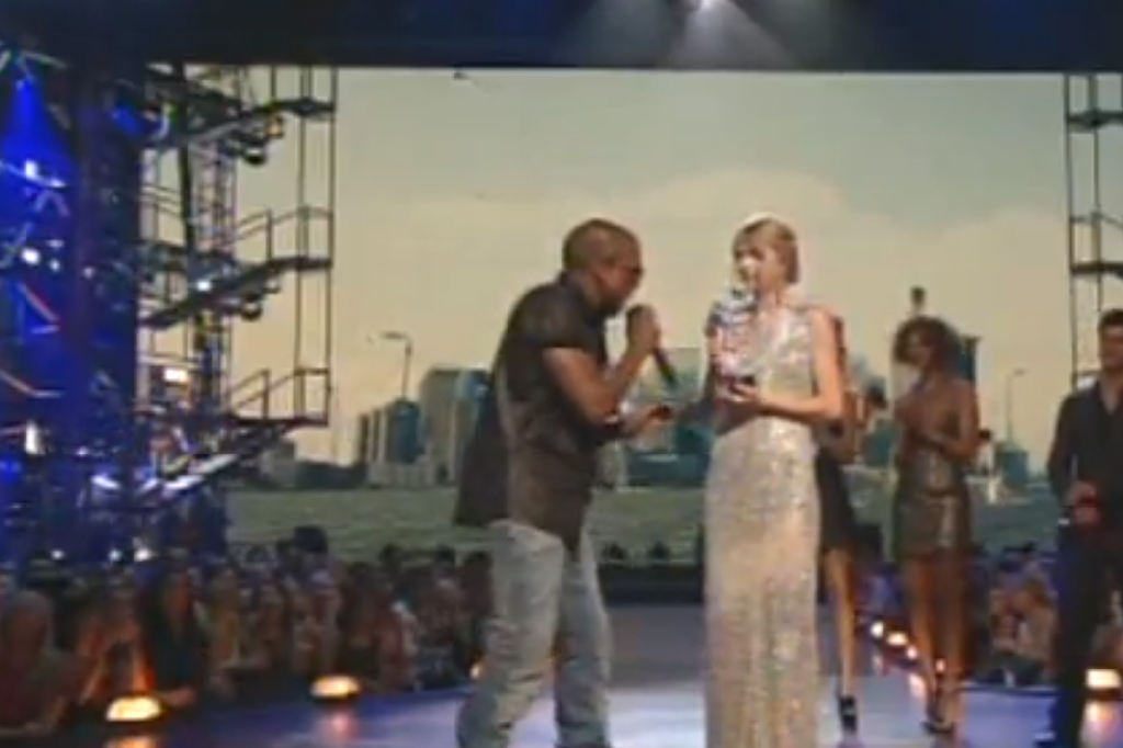 Det är inte första gången Kanye West klantar till det, 2009 stal han showen från Taylor Swift efter att hon vunnit pris för bästa musikvideo under en MTV-gala. Mitt i hennes tacktal greppar artisten micken och deklarerar att han tycker att Beyoncé skulle Det är inte första gången Kanye West klantar till det, 2009 stal han showen från Taylor Swift efter att hon vunnit pris för bästa musikvideo under en MTV-gala. Mitt i hennes tacktal greppar artisten micken och deklarerar att han tycker att Beyoncé skulle