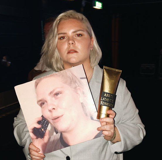 Johanna Nordström håller i bild på sig själv. Johanna Nordström håller i bild på sig själv.