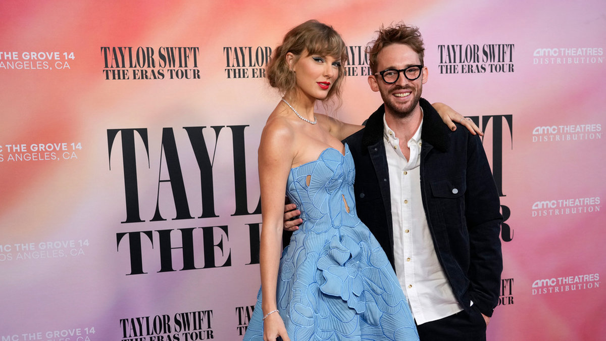 Taylor Swift och filmregissören Sam Wrench inför världspremiären av filmen 'Taylor Swift: The eras tour' i Los Angeles. Arkivbild.