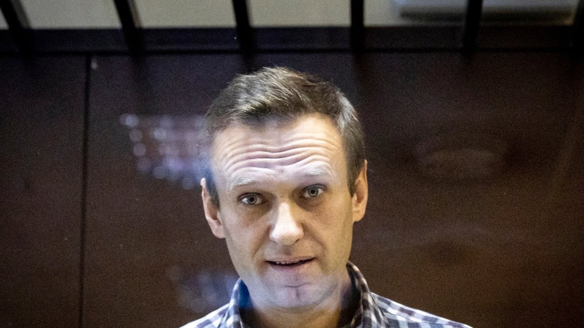 Den fängslade oppositionsledaren Aleksej Navalnyj är död. Bilden är tagen i februari 2020 inifrån en domstol i Moskva.
