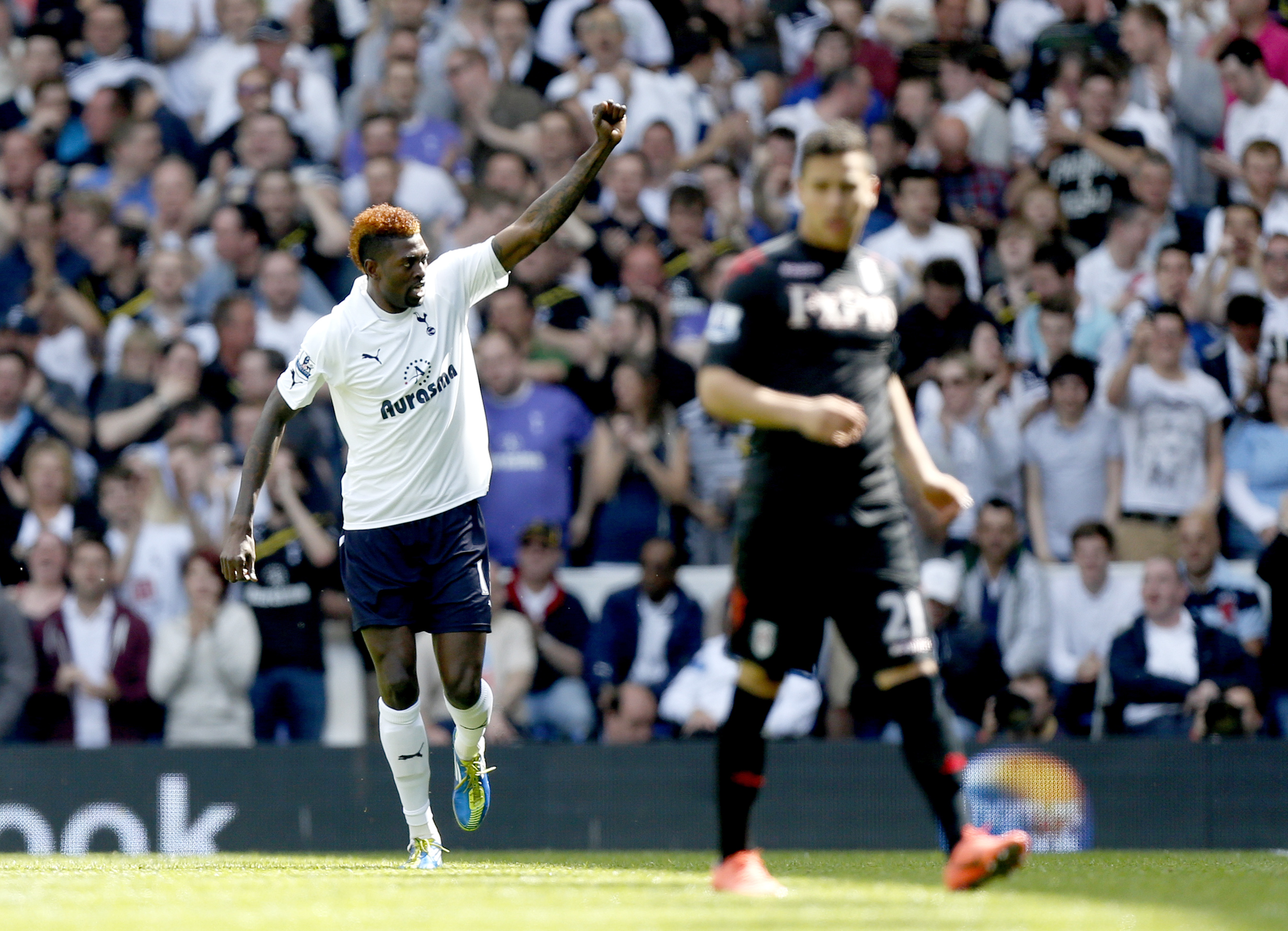 Adebayor förde sitt Tottenham till en 2-0-seger mot Fulham vilket innebär CL-äventyr.