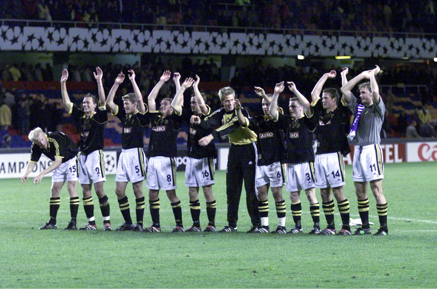 AIK mot Fiorentina på Råsunda. Matchen slutar 0-0 och spelarna i AIK tackar publiken genom att göra vågen. 
