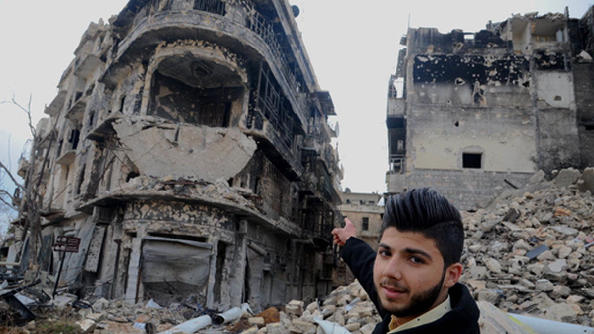 En man visar huset där han en gång bodde i Aleppo. 