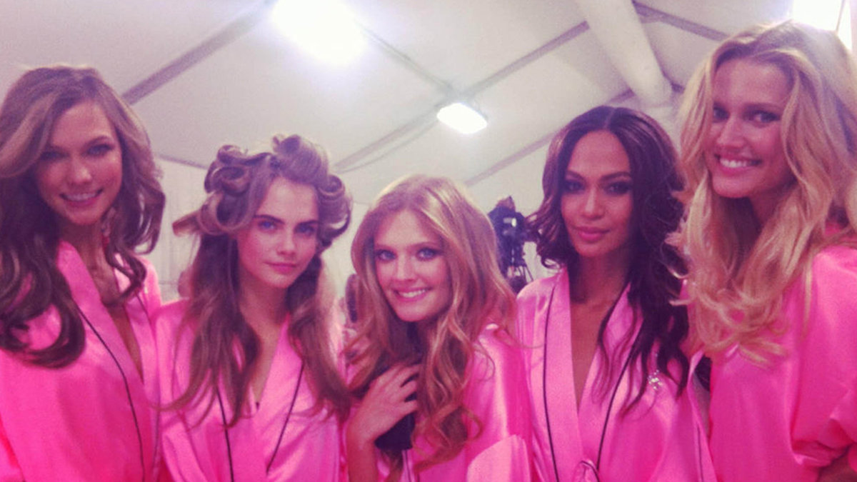Ingen dålig genpool här inte – årets Victorias Secret-modeller hänger backstage. 