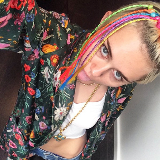 Miley Cyrus har skaffat små flätor i håret. Miley Cyrus har skaffat små flätor i håret.