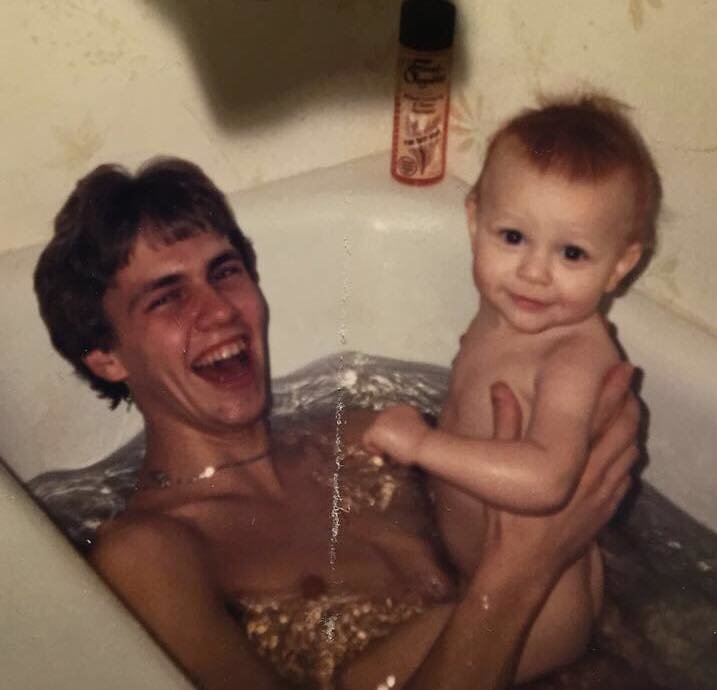 Tyler med sin pappa i badkaret som barn Tyler med sin pappa i badkaret som barn