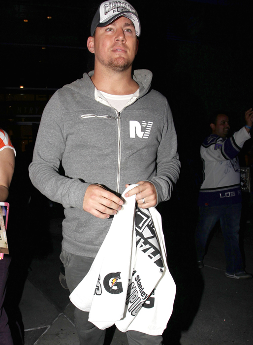 Channing Tatum går på basket. Channing Tatum går på basket.