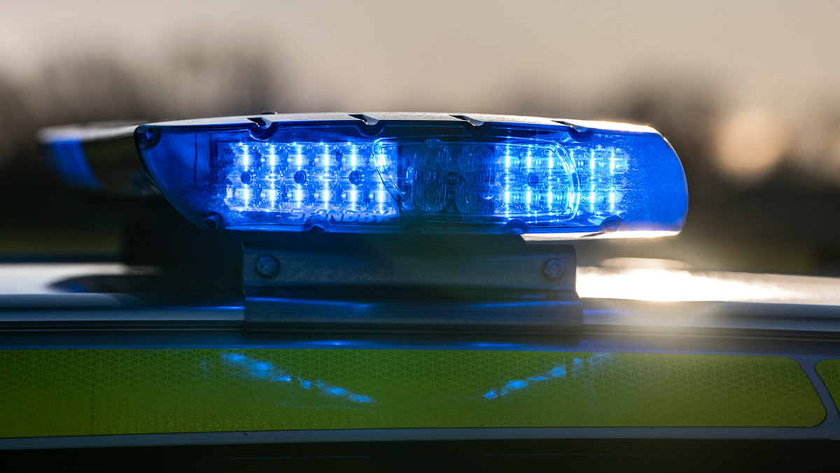 En man häktas efter att ha försökt köra på två poliser i Sundsvall.