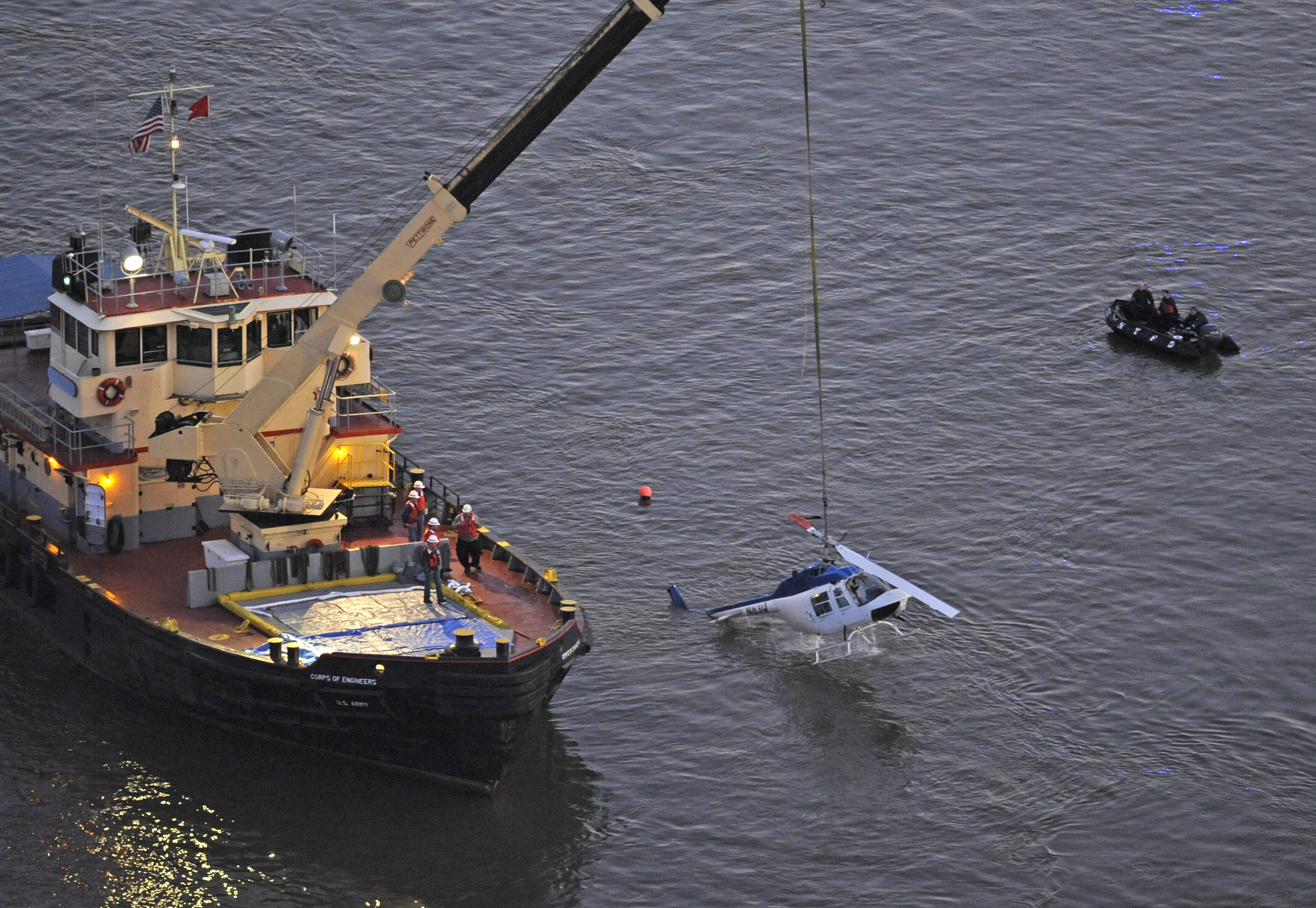 Helikoptern kraschade ner East River.