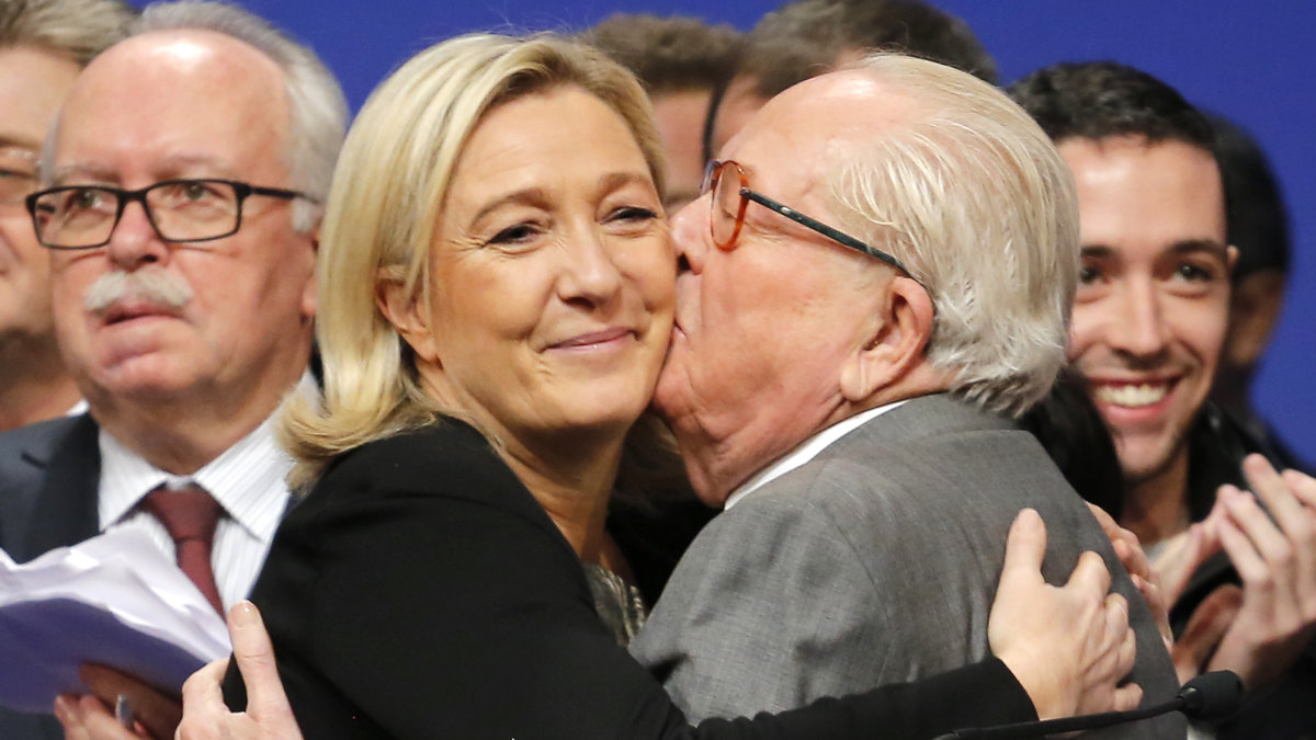 Rasismen har inte varit så här stark i Europa sedan under andra världskriget. I Eu-valet blev bland annat Frankrikes främlingsfientliga parti Front National störst i landet. På bilden ser vi partiledaren Marine Le Pen som kramar sin pappa, Jean-Marie Le tidigare partiledare. 