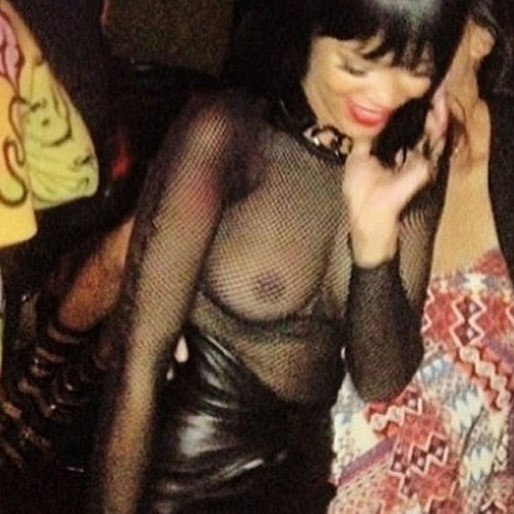 Rihanna i genomskinlig top på partaj. Rihanna i genomskinlig top på partaj.