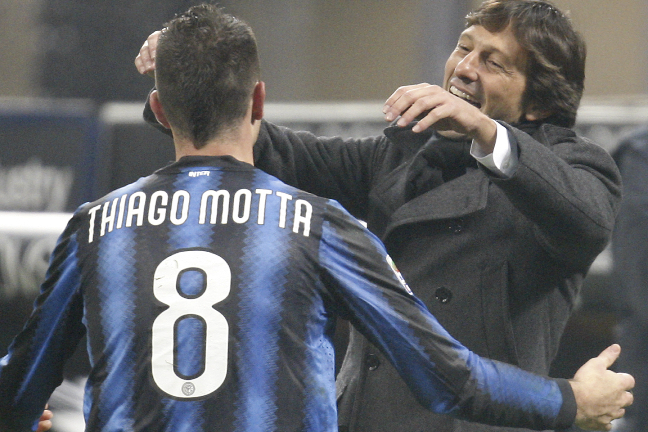 Leonardo omfamnar landsmannen Thiago Motta.