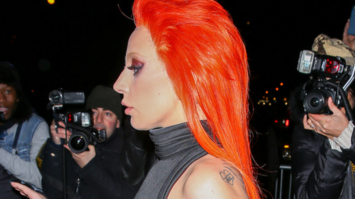 Lady Gaga visar sin nya David Bowie-tatuering. 