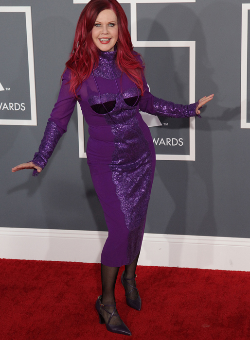 Kate Pierson dök upp på Grammygalan som lila mask. Kate Pierson dök upp på Grammygalan som lila mask.