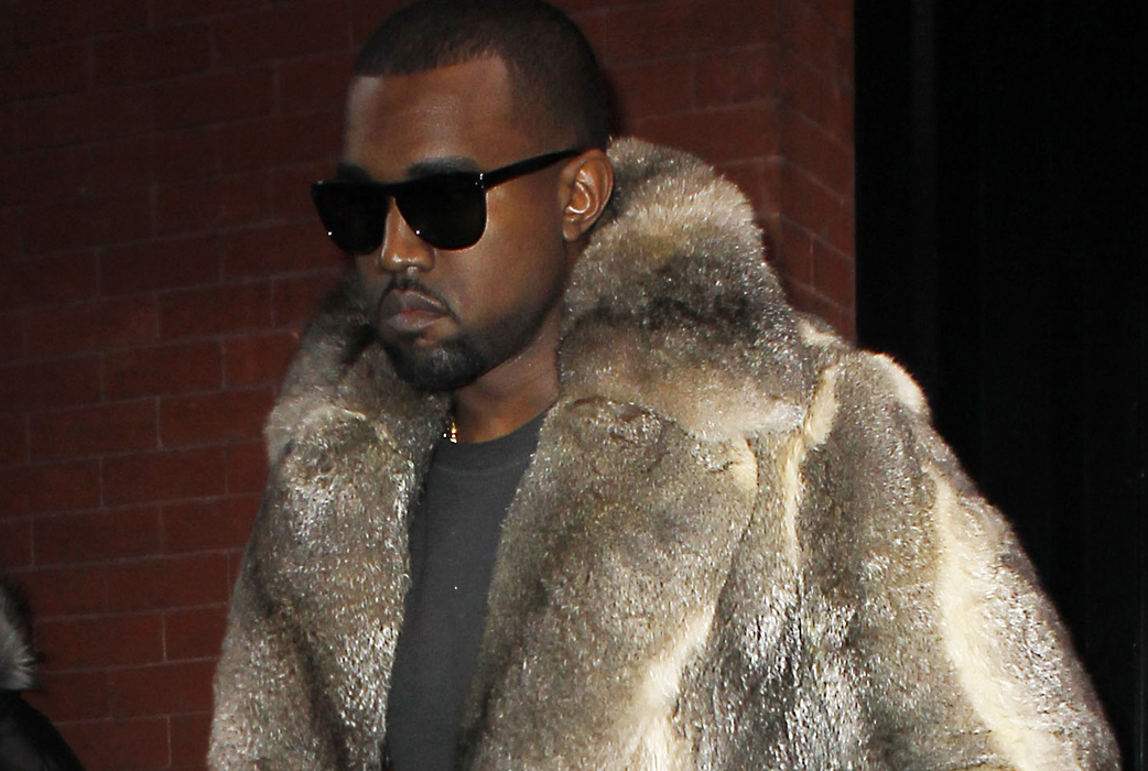 Det kan bli svettigt när man ska stå på scen och uppträda. Fråga bara artisten Kanye West. Men stjärnan vägrar att torka ansiktet med något annat än handdukar från Versace. Prislapp? 4 000 kronor. Dyra droppar! Det kan bli svettigt när man ska stå på scen och uppträda. Fråga bara artisten Kanye West. Men stjärnan vägrar att torka ansiktet med något annat än handdukar från Versace. Prislapp? 4 000 kronor. Dyra droppar!