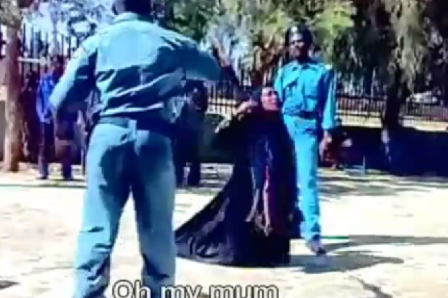 Den okända kvinnan misshandlas brutal av två poliser. 
