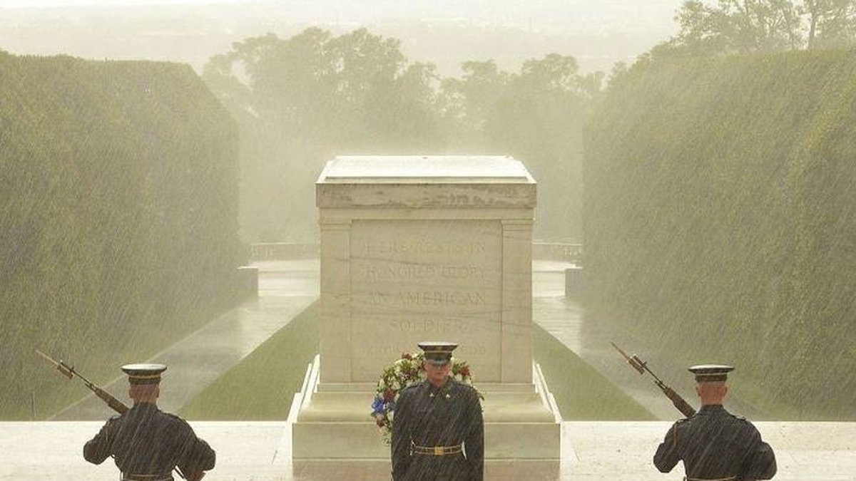 Sandy? Nä, bilden på soldaterna som bevakar Tomb of the Unknown Soldier är från i september