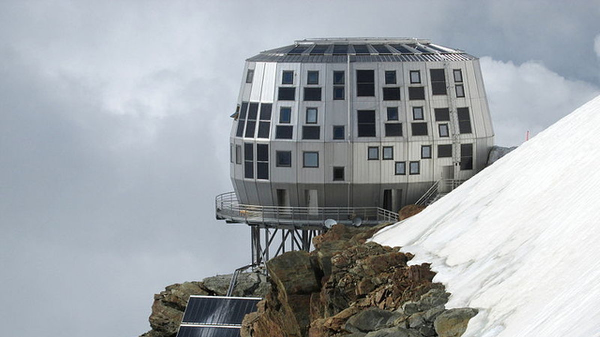 För superskurken som föredrar bergstoppar finns Refuge du Goûter på Mont Blanc. Nu styrs den av en fransk alpinklubb – från början var byggnaden tänkt som ett hus där bergsklättrare och andra skulle kunna värma sig och vila.
