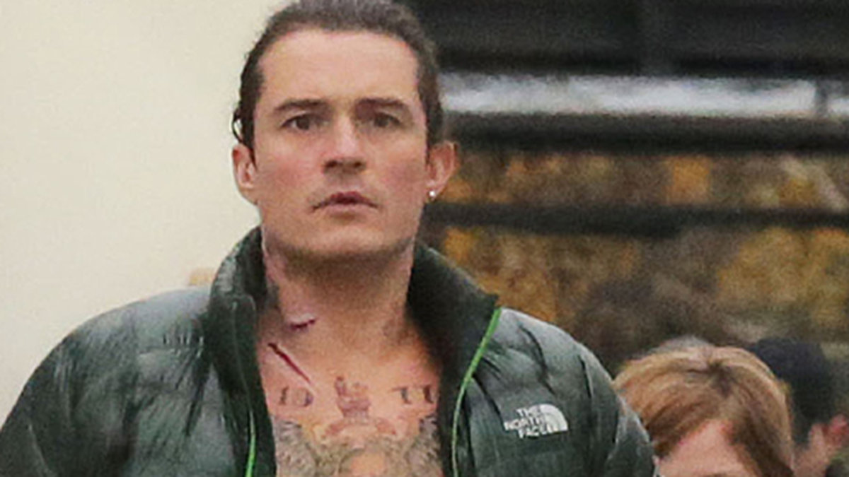 Orlando Bloom i fejkade tatueringar och ärr under inspelningen av thrillern Unlocked i Prag. 